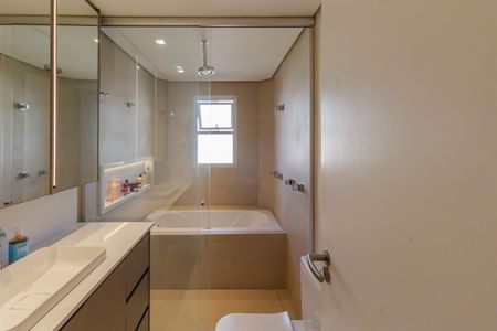 Apartamento à venda com 190m², 4 quartos e 3 vagas Apartamento à venda com 190m², 4 quartos e 3 vagasBanheiro da Suíte 2