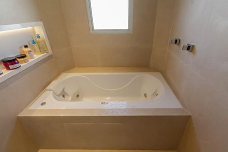 Apartamento à venda com 190m², 4 quartos e 3 vagas Apartamento à venda com 190m², 4 quartos e 3 vagasBanheiro da Suíte 2