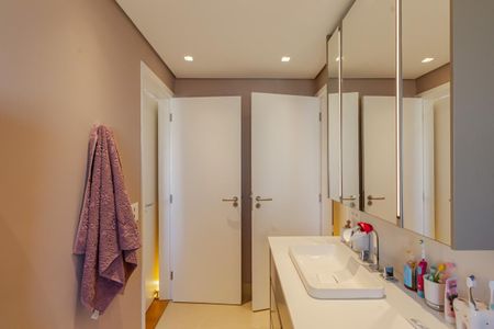 Apartamento à venda com 190m², 4 quartos e 3 vagas Apartamento à venda com 190m², 4 quartos e 3 vagasBanheiro da Suíte 1