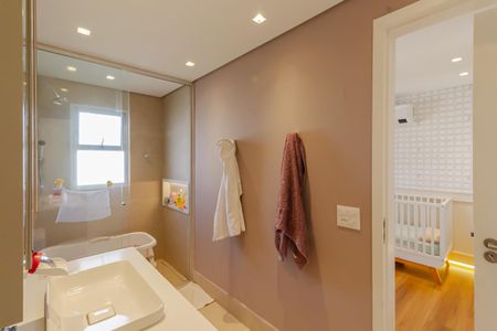 Apartamento à venda com 190m², 4 quartos e 3 vagas Apartamento à venda com 190m², 4 quartos e 3 vagasBanheiro da Suíte 1