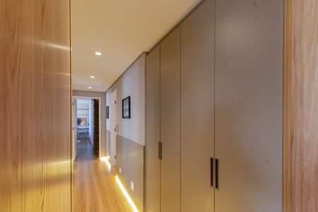 Apartamento à venda com 190m², 4 quartos e 3 vagas Apartamento à venda com 190m², 4 quartos e 3 vagasCorredor Quartos