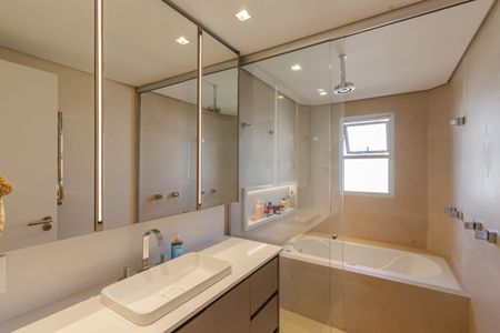 Apartamento à venda com 190m², 4 quartos e 3 vagas Apartamento à venda com 190m², 4 quartos e 3 vagasBanheiro da Suíte 2