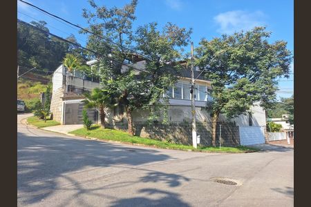 Casa de condomínio à venda com 400m², 4 quartos e 5 vagas Casa de condomínio à venda com 400m², 4 quartos e 5 vagasFachada