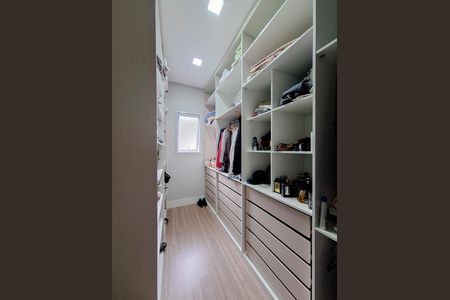 Casa de condomínio à venda com 400m², 4 quartos e 5 vagas Casa de condomínio à venda com 400m², 4 quartos e 5 vagasCloset Quarto 4