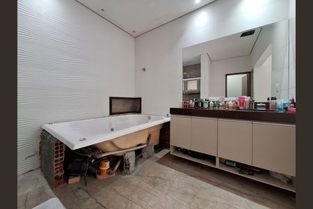 Casa de condomínio à venda com 400m², 4 quartos e 5 vagas Casa de condomínio à venda com 400m², 4 quartos e 5 vagasBanheiro Quarto 4