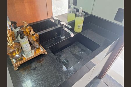 Casa de condomínio à venda com 400m², 4 quartos e 5 vagas Casa de condomínio à venda com 400m², 4 quartos e 5 vagasLavabo