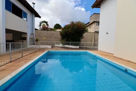 Casa de condomínio para alugar com 78m², 2 quartos e 1 vagaPiscina