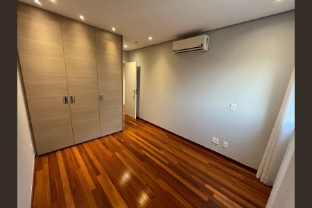 Apartamento à venda com 240m², 4 quartos e 4 vagas Apartamento à venda com 240m², 4 quartos e 4 vagasQuarto