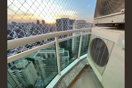 Apartamento à venda com 240m², 4 quartos e 4 vagas Apartamento à venda com 240m², 4 quartos e 4 vagasVaranda