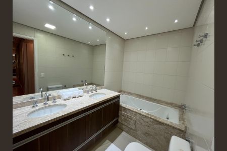 Apartamento à venda com 240m², 4 quartos e 4 vagas Apartamento à venda com 240m², 4 quartos e 4 vagasBanheiro