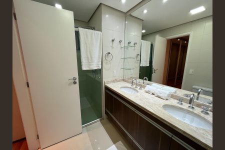 Apartamento à venda com 240m², 4 quartos e 4 vagas Apartamento à venda com 240m², 4 quartos e 4 vagasBanheiro