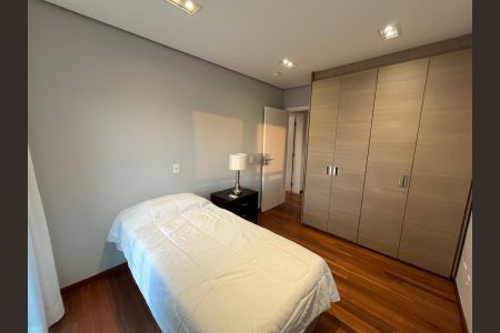 Apartamento à venda com 240m², 4 quartos e 4 vagas Apartamento à venda com 240m², 4 quartos e 4 vagasQuarto