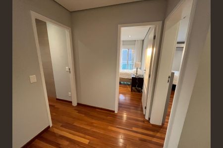 Apartamento à venda com 240m², 4 quartos e 4 vagas Apartamento à venda com 240m², 4 quartos e 4 vagasQuartos
