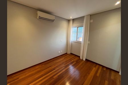Apartamento à venda com 240m², 4 quartos e 4 vagas Apartamento à venda com 240m², 4 quartos e 4 vagasQuarto