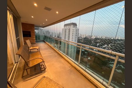 Apartamento à venda com 240m², 4 quartos e 4 vagas Apartamento à venda com 240m², 4 quartos e 4 vagasVaranda