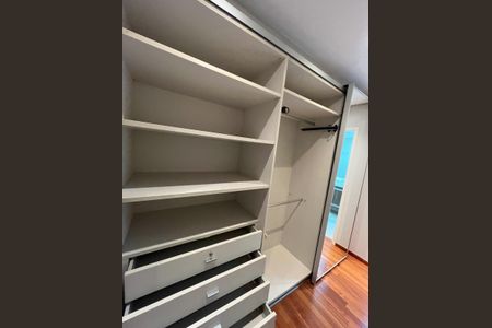 Apartamento à venda com 240m², 4 quartos e 4 vagas Apartamento à venda com 240m², 4 quartos e 4 vagasCloset