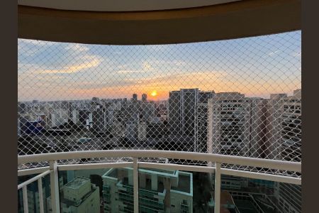 Apartamento à venda com 240m², 4 quartos e 4 vagas Apartamento à venda com 240m², 4 quartos e 4 vagasVaranda