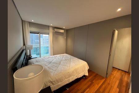 Apartamento à venda com 240m², 4 quartos e 4 vagas Apartamento à venda com 240m², 4 quartos e 4 vagasQuarto