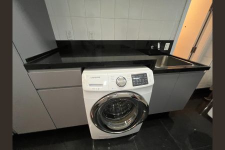 Apartamento à venda com 240m², 4 quartos e 4 vagas Apartamento à venda com 240m², 4 quartos e 4 vagasLavanderia