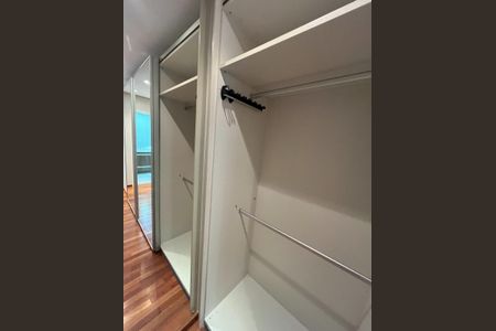Apartamento à venda com 240m², 4 quartos e 4 vagas Apartamento à venda com 240m², 4 quartos e 4 vagasCloset