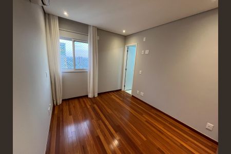 Apartamento à venda com 240m², 4 quartos e 4 vagas Apartamento à venda com 240m², 4 quartos e 4 vagasQuarto