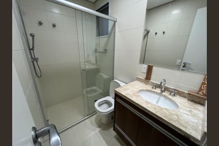 Apartamento à venda com 240m², 4 quartos e 4 vagas Apartamento à venda com 240m², 4 quartos e 4 vagasBanheiro