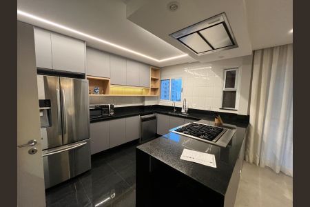Apartamento à venda com 240m², 4 quartos e 4 vagas Apartamento à venda com 240m², 4 quartos e 4 vagasCozinha