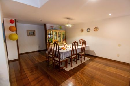 Casa de condomínio à venda com 362m², 5 quartos e 2 vagas