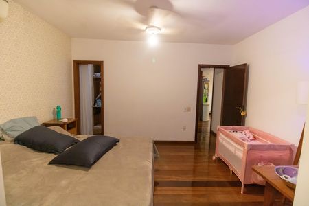 Casa de condomínio à venda com 362m², 5 quartos e 2 vagas Casa de condomínio à venda com 362m², 5 quartos e 2 vagasSuíte 3