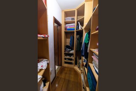 Casa de condomínio à venda com 362m², 5 quartos e 2 vagas Casa de condomínio à venda com 362m², 5 quartos e 2 vagasCloset da suíte 3