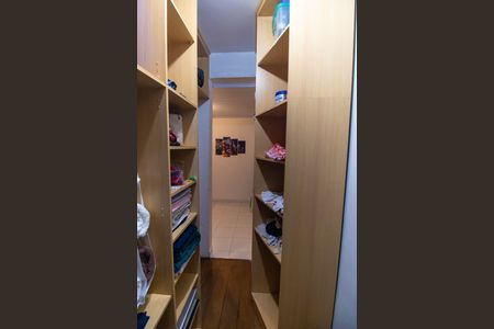 Casa de condomínio à venda com 362m², 5 quartos e 2 vagas Casa de condomínio à venda com 362m², 5 quartos e 2 vagasCloset da suíte 3