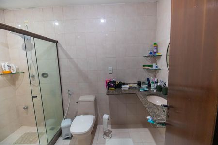 Casa de condomínio à venda com 362m², 5 quartos e 2 vagas Casa de condomínio à venda com 362m², 5 quartos e 2 vagasBanheiro da Suíte 3
