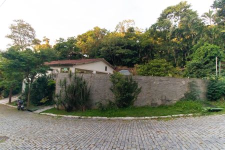 Casa de condomínio à venda com 362m², 5 quartos e 2 vagas Casa de condomínio à venda com 362m², 5 quartos e 2 vagasFachada