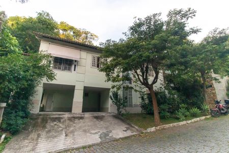 Casa de condomínio à venda com 362m², 5 quartos e 2 vagas Casa de condomínio à venda com 362m², 5 quartos e 2 vagasFachada