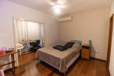 Casa de condomínio à venda com 362m², 5 quartos e 2 vagas Casa de condomínio à venda com 362m², 5 quartos e 2 vagasSuíte 3