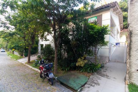 Casa de condomínio à venda com 362m², 5 quartos e 2 vagas Casa de condomínio à venda com 362m², 5 quartos e 2 vagasPlaquinha