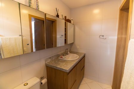 Apartamento para alugar com 202m², 3 quartos e 3 vagasBanheiro da Suíte 1