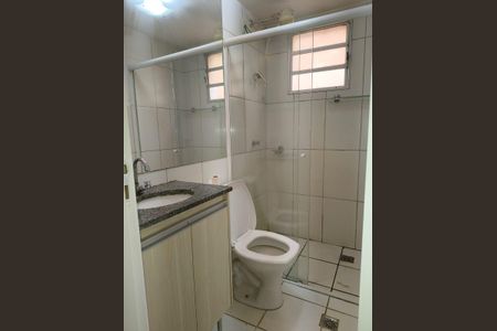 Banheiro de apartamento para alugar com 2 quartos, 44m² em Santa Mônica, Uberlândia