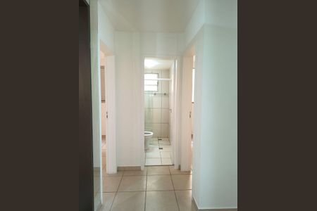 Banheiro de apartamento para alugar com 2 quartos, 44m² em Santa Mônica, Uberlândia