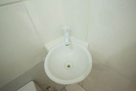 Banheiro de kitnet/studio para alugar com 0 quarto, 30m² em Taquara, Rio de Janeiro