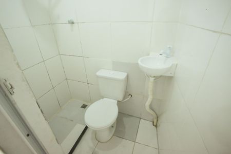Banheiro de kitnet/studio para alugar com 0 quarto, 30m² em Taquara, Rio de Janeiro