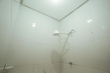 Banheiro de kitnet/studio para alugar com 0 quarto, 30m² em Taquara, Rio de Janeiro