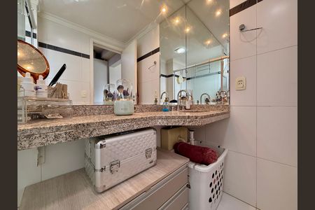 Apartamento à venda com 130m², 3 quartos e 2 vagasBanheiro Suíte 2