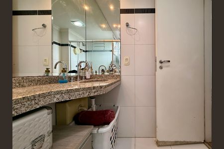 Apartamento à venda com 130m², 3 quartos e 2 vagasBanheiro Suíte 2