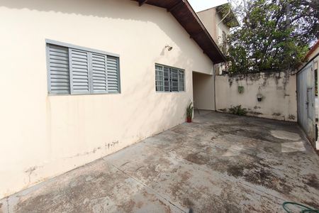 Casa à venda com 248m², 2 quartos e 3 vagas Casa à venda com 248m², 2 quartos e 3 vagasQuintal - Garagem