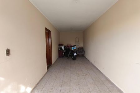 Casa à venda com 248m², 2 quartos e 3 vagas Casa à venda com 248m², 2 quartos e 3 vagasQuintal - Garagem