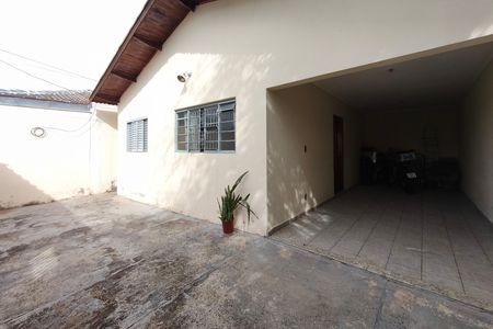 Casa à venda com 248m², 2 quartos e 3 vagas Casa à venda com 248m², 2 quartos e 3 vagasQuintal - Garagem