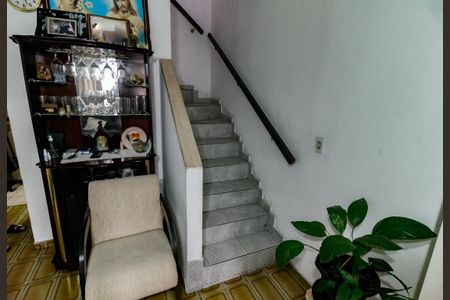 Casa à venda com 84m², 2 quartos e 2 vagas Casa à venda com 84m², 2 quartos e 2 vagasEscada de acesso quartos