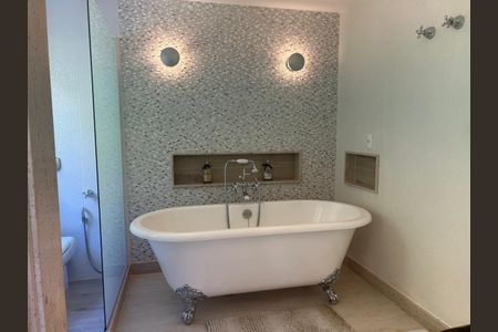Banheiro  de casa de condomínio para alugar com 3 quartos, 360m² em Valparaíso, Petrópolis