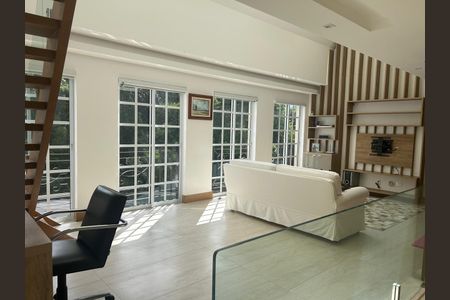 Sala de casa de condomínio para alugar com 3 quartos, 360m² em Valparaíso, Petrópolis